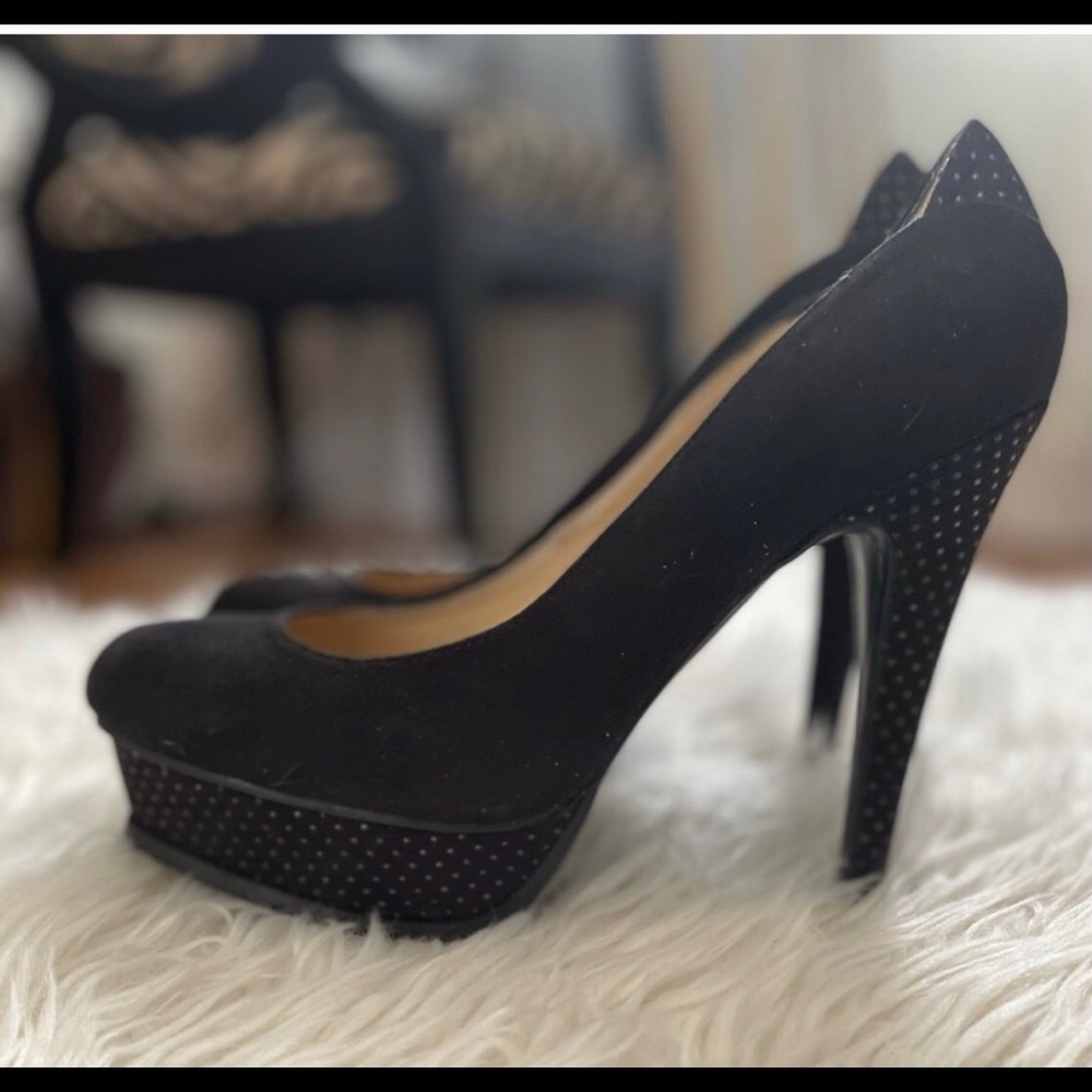 Black Pumps by Guess